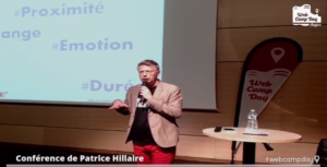 Patrice Hillaire animant sa conférence sur les micro-influenceurs #Emotion #Durée #Proximité 