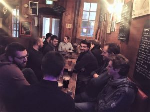 Les collaborateurs autour d'une table et de bières au Bigwoods pub 