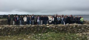 Photo du groupe des participants aux Journées Ligeo 2018, avec en fond, le Golfe du Morbihan.