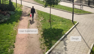 Différence entre design (un chemin angulaire) et l'expérience utilisateur (une personne coupe à travers l'herbe pour ne pas passer par l'angle droit)
