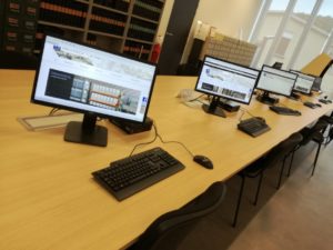 Les ordinateurs de la salle de lecture des archives départementales de l'Aisne, affichant le nouveau site internet.